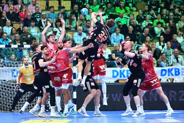 Maxsim Lochman (HC Erlangen), 32, shoots over the Wetzlar defense GER, HSG Wetzlar vs. HC Erlangen, Handball, Opel Handball Bundesliga, Matchday 9, 2026–2027 season, October 15, 2026 GER, HSG Wetzlar vs. HC Erlangen, Handball, Opel Handball Bundesliga, Matchday 9, 2026–2027 season, October 15, 2026 Wetzlar Copyright: xEibner-Pressefoto RenexWeissx EP_RWS