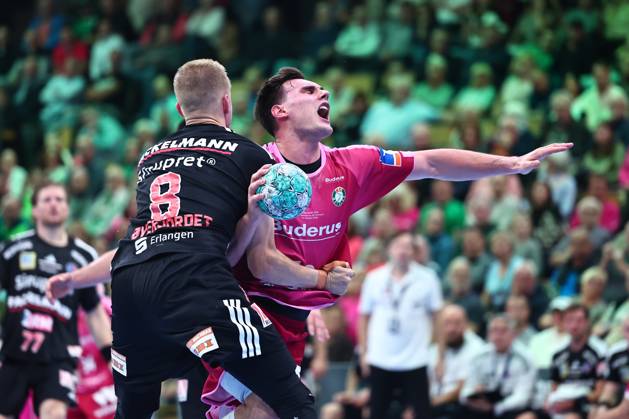 Josip Simic (HSG Wetzlar) in a one-on-one battle with Sander Andreassen Oeverjordet (HC Erlangen), October 8, Germany, HSG Wetzlar vs. HC Erlangen, Handball, Opel Handball Bundesliga, Matchday 9, 2026–2027 season, October 15, 2026, Germany, HSG Wetzlar vs. HC Erlangen, Handball, Opel Handball Bundesliga, Matchday 9, 2026–2027 season, October 15, 2026, Wetzlar Copyright: xEibner-Pressefoto RenexWeissx EP_RWS