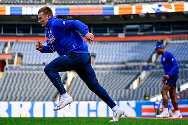 DENVER, CO - OCTOBER 15: Denver Broncos quarterback Bo Nix (10) warms before a game against the Seattle Seahawks at Empower Field at Mile High on October 15, 2026 in Denver, Colorado. (Photo by Dustin Bradford Icon Sportswire) NFL, American Football Herren, USA OCT 15 Seahawks at Broncos EDITORIAL USE ONLY Icon132261015001