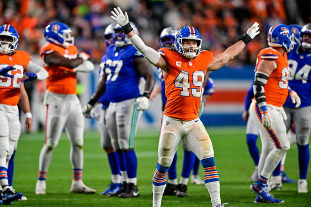 DENVER, CO - OCTOBER 15: Denver Broncos linebacker Alex Singleton (49) celebrates after a missed field goal attempt by the Seattle Seahawks during a game at Empower Field at Mile High on October 15, 2026 in Denver, Colorado. (Photo by Dustin Bradford Icon Sportswire) NFL, American Football Herren, USA OCT 15 Seahawks at Broncos EDITORIAL USE ONLY Icon132261015028