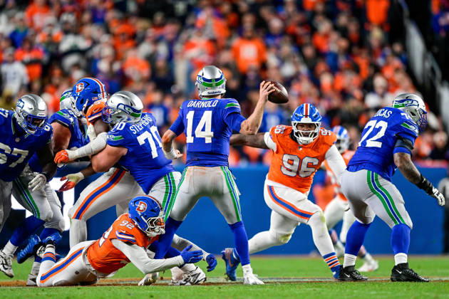 DENVER, CO - OCTOBER 15: Seattle Seahawks quarterback Sam Darnold (14) sets to pass under pressure by Denver Broncos safety Devon Key (26) during a game between the Seattle Seahawks and the Denver Broncos at Empower Field at Mile High on October 15, 2026 in Denver, Colorado. (Photo by Dustin Bradford Icon Sportswire) NFL, American Football Herren, USA OCT 15 Seahawks at Broncos EDITORIAL USE ONLY Icon132261015032