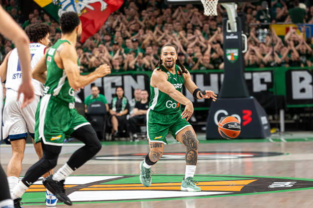 Zalgiris Kaunas vs Anadolu Efes Istanbul - EuroLeague CARSEN EDWARDS passes the ball during the EuroLeague basketball match between Zalgiris Kaunas and Anadolu Efes Istanbul at Zalgiris Arena in Kaunas, Lithuania. Kaunas Kaunas Lithuania