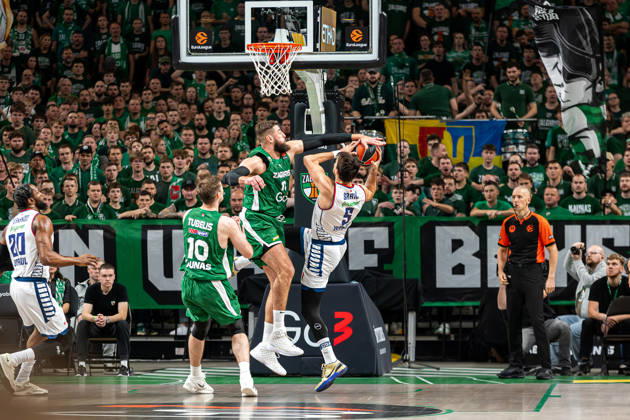Zalgiris Kaunas vs Anadolu Efes Istanbul - EuroLeague JONAS VALANCIUNAS blocks a shot by DARIO SARIC during the EuroLeague basketball match between Zalgiris Kaunas and Anadolu Efes Istanbul at Zalgiris Arena in Kaunas, Lithuania. Kaunas Kaunas Lithuania