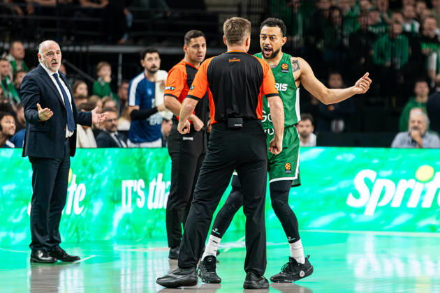 Zalgiris Kaunas vs Anadolu Efes Istanbul - EuroLeague NIGEL WILLIAMS-GOSS argues with the referee during the EuroLeague basketball match between Zalgiris Kaunas and Anadolu Efes Istanbul at Zalgiris Arena in Kaunas, Lithuania. Kaunas Kaunas Lithuania