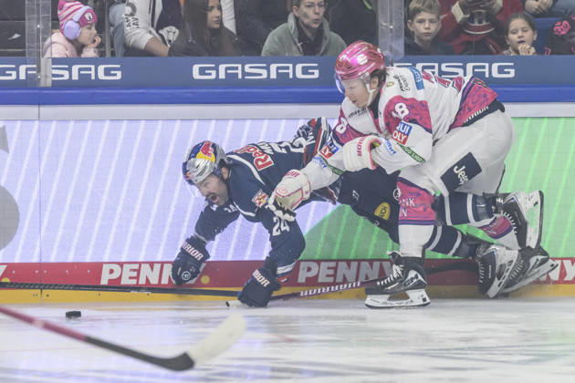 Pictured, from left: Ryan Murphy, EHC Red Bull Munich 24; Jonas Müller, Eisbären Berlin 18; face-off, action, battle, fighting for the puck, GER, Berlin, ice hockey, DEL 1, Eisbären Berlin vs. EHC Red Bull Munich, at the Uber Arena, October 16, 2026, Copyright: HMBxMedia UwexKoch