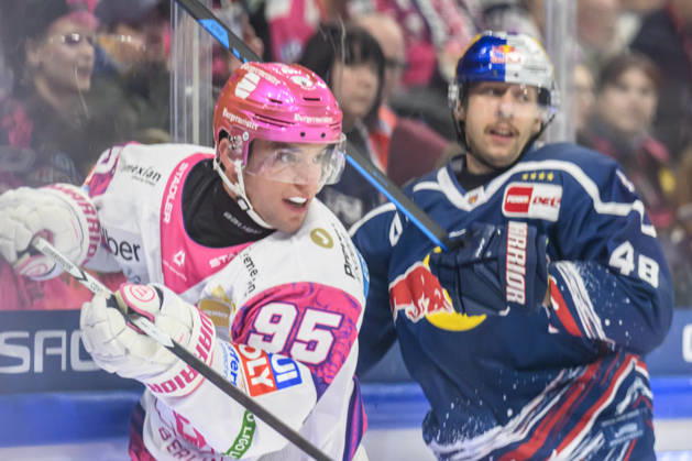 In the photo, from left: Frederik Tiffels, Eisbären Berlin 95; Lucas Thaler, EHC Red Bull Munich 48; face-off, action, battle, fighting for the puck, GER, Berlin, ice hockey, DEL 1, Eisbären Berlin vs. EHC Red Bull Munich, at the Uber Arena, October 16, 2026, Copyright: HMBxMedia UwexKoch