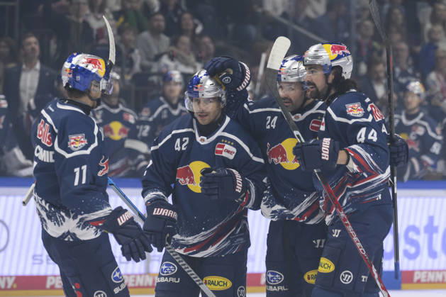 In the photo, from left: goal, score, celebration, goal celebration, joy, excitement, celebrating, after the tying goal by Ryan Murphy, EHC Red Bull Munich 24, GER, Berlin, ice hockey, DEL 1, Eisbären Berlin vs. EHC Red Bull Munich, at the Uber Arena, October 16, 2026, Copyright: HMBxMedia UwexKoch