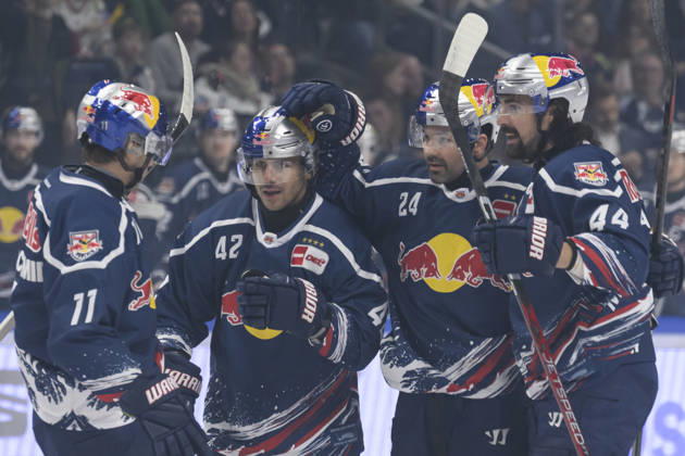In the photo, from left: goal, score, celebration, goal celebration, joy, excitement, celebrating, after the tying goal by Ryan Murphy, EHC Red Bull Munich 24, GER, Berlin, ice hockey, DEL 1, Eisbären Berlin vs. EHC Red Bull Munich, at the Uber Arena, October 16, 2026, Copyright: HMBxMedia UwexKoch