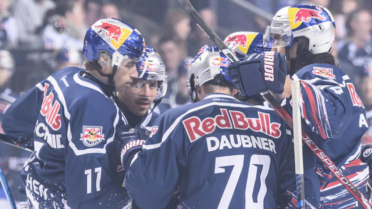 In the photo, from left: goal, score, celebration, goal celebration, joy, excitement, celebrating, after the tying goal by Ryan Murphy, EHC Red Bull Munich 24, GER, Berlin, ice hockey, DEL 1, Eisbären Berlin vs. EHC Red Bull Munich, at the Uber Arena, October 16, 2026, Copyright: HMBxMedia UwexKoch