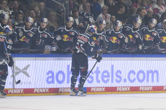 In the photo, from left: goal, score, celebration, goal celebration, joy, excitement, celebrating, after the tying goal by Ryan Murphy, EHC Red Bull Munich 24, GER, Berlin, ice hockey, DEL 1, Eisbären Berlin vs. EHC Red Bull Munich, at the Uber Arena, October 16, 2026, Copyright: HMBxMedia UwexKoch