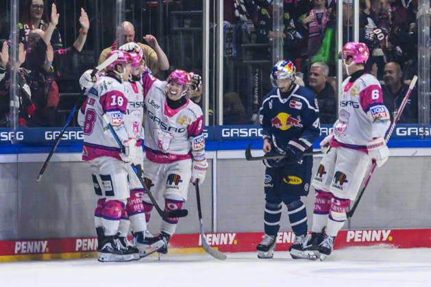 In the photo, from left: goal, score, celebration, goal celebration, joy, excitement, celebrating after Liam Kirk s go-ahead goal to make it 2-1 for Eisbären Berlin 94, GER, Berlin, ice hockey, DEL 1, Eisbären Berlin vs. EHC Red Bull Munich, at the Uber Arena, October 16, 2026, Copyright: HMBxMedia UwexKoch