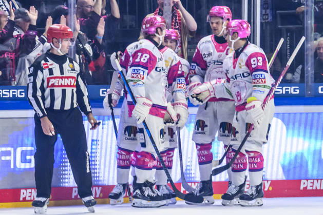 In the photo, from left: goal, score, celebration, goal celebration, joy, excitement, celebrating after Liam Kirk s go-ahead goal to make it 2-1 for Eisbären Berlin 94, GER, Berlin, ice hockey, DEL 1, Eisbären Berlin vs. EHC Red Bull Munich, at the Uber Arena, October 16, 2026, Copyright: HMBxMedia UwexKoch