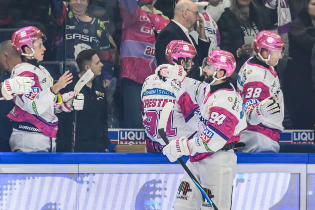 In the photo, from left: goal, score, celebration, goal celebration, joy, excitement, celebrating after Liam Kirk s go-ahead goal to make it 2-1 for Eisbären Berlin 94, GER, Berlin, ice hockey, DEL 1, Eisbären Berlin vs. EHC Red Bull Munich, at the Uber Arena, October 16, 2026, Copyright: HMBxMedia UwexKoch