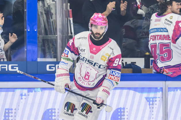 In the photo, from left: goal, goal scored, celebration, goal celebration, joy, excitement, celebrating after Liam Kirk s go-ahead goal to make it 2–1 for Eisbären Berlin 94, GER, Berlin, ice hockey, DEL 1, Eisbären Berlin vs. EHC Red Bull Munich, at the Uber Arena, October 16, 2026, Copyright: HMBxMedia UwexKoch