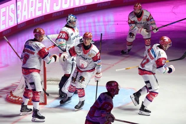 October 16, 2026, DEU, GER, Ice Hockey, Matchday 9, 2026–27 Season, Berlin, Eisbären Berlin vs. RB Munich; Jonas Neffin, Eisbären Berlin 75; Eisbären Spielerkreis nordphoto GmbH Engler Berlin; Uber Arena Berlin, Germany Copyright: xNordphotox xEnglerx