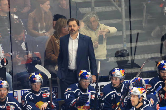 October 16, 2026, DEU, GER, Ice Hockey, Matchday 9, 2026–27 Season, Berlin, Eisbären Berlin vs. RB Munich, Coach OLIVER DAVID, Red Bull Munich, Red Bull Munich bench, nordphoto GmbH, Engler Berlin, Uber Arena Berlin, Germany Copyright: xNordphotox xEnglerx