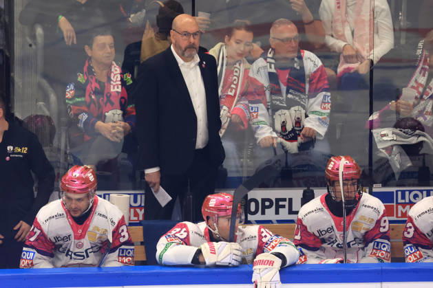 October 16, 2026, DEU, GER, Ice Hockey, Matchday 9, 2026–27 Season, Berlin, Eisbären Berlin vs. RB Munich Head Coach Eric Dubois, Eisbären Berlin, Eisbären Berlin bench, nordphoto GmbH, Engler Berlin, Uber Arena Berlin, Germany Copyright: xNordphotox xEnglerx