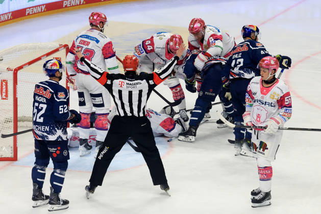 October 16, 2026, DEU, GER, Ice Hockey, Matchday 9, 2026–27 Season, Berlin, Eisbären Berlin vs. RB Munich, Referee: Jonas Neffin, Eisbären Berlin 75, Eisbären players circle, Patrick Hager, Red Bull Munich 52, Yasin Ehliz, Red Bull Munich 42, nordphoto GmbH, Engler Berlin, Uber Arena Berlin, Germany Copyright: xNordphotox xEnglerx