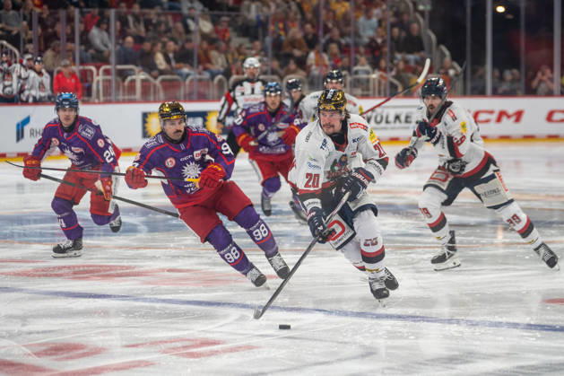 Lynden McCallum (EHC Freiburg, 20) charges forward and is pursued by Carter Turnbull (Düsseldorfer EG, 98). DEG vs. EHC Freiburg, Ice Hockey, DEL2, Matchday 9, 2026–2027 Season, October 16, 2026, DEG vs. EHC Freiburg, Ice Hockey, DEL2, Matchday 9, 2026–2027 Season, October 16, 2026, Düsseldorf Copyright: xEibner-Pressefoto ThomasxHaeslerx EP_THR