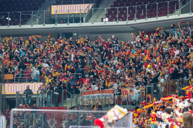 Düsseldorf fans cheer as the score stands at 2–0 in the DEG vs. EHC Freiburg game, ice hockey, DEL2, Matchday 9, 2026–2027 season, October 16, 2026: DEG vs. EHC Freiburg, ice hockey, DEL2, Matchday 9, 2026–2027 season, October 16, 2026, Düsseldorf Copyright: xEibner-Pressefoto ThomasxHaeslerx EP_THR
