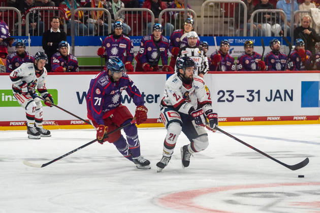 Face-off between Shawn O Donnell (Duesseldorfer EG, 71) and Christoph Kiefersauer (EHC Freiburg, 21); DEG vs. EHC Freiburg, ice hockey, DEL2, Matchday 9, 2026–2027 season, October 16, 2026, DEG vs. EHC Freiburg, Ice Hockey, DEL2, Matchday 9, 2026–2027 Season, October 16, 2026, Düsseldorf Copyright: xEibner-Pressefoto ThomasxHaeslerx EP_THR
