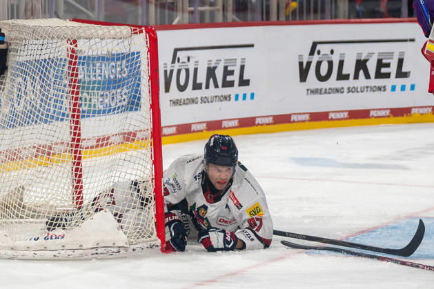 Dylan Plouffe of EHC Freiburg, 27, ended up in the Düsseldorf goal instead of the puck. DEG vs. EHC Freiburg, Ice Hockey, DEL2, Matchday 9, 2026–2027 Season, October 16, 2026, DEG vs. EHC Freiburg, Ice Hockey, DEL2, Matchday 9, 2026–2027 Season, October 16, 2026, Düsseldorf Copyright: xEibner-Pressefoto ThomasxHaeslerx EP_THR