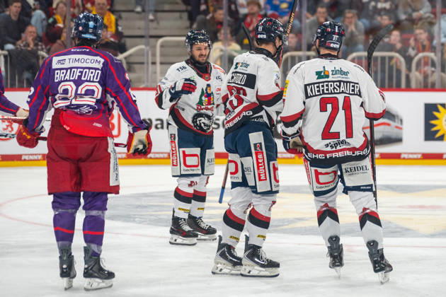 Christian Billich of EHC Freiburg, 81, Paul Bechtold of EHC Freiburg, 23, and Christoph Kiefersauer of EHC Freiburg, 21, celebrate the goal that narrowed the score gap. DEG vs. EHC Freiburg, ice hockey, DEL2, Matchday 9, 2026–2027 season, October 16, 2026, DEG vs. EHC Freiburg, ice hockey, DEL2, Matchday 9, 2026–2027 season, October 16, 2026, Düsseldorf Copyright: xEibner-Pressefoto ThomasxHaeslerx EP_THR