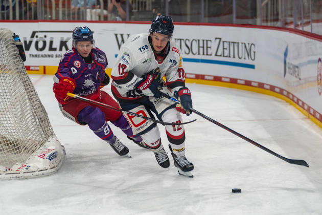 Face-off between Kristian Blumenschein (Duesseldorfer EG, 08) and Andreas Doepfner (EHC Freiburg, 12); DEG vs. EHC Freiburg, ice hockey, DEL2, Matchday 9, 2026–2027 season, October 16, 2026, DEG vs. EHC Freiburg, Ice Hockey, DEL2, Matchday 9, 2026–2027 Season, October 16, 2026, Düsseldorf Copyright: xEibner-Pressefoto ThomasxHaeslerx EP_THR