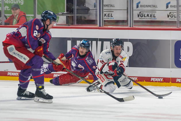 Andreas Doepfner of EHC Freiburg, No. 12, tries to play the puck even while sliding. DEG vs. EHC Freiburg, Ice Hockey, DEL2, Matchday 9, 2026–2027 Season, October 16, 2026, DEG vs. EHC Freiburg, Ice Hockey, DEL2, Matchday 9, 2026–2027 Season, October 16, 2026, Düsseldorf Copyright: xEibner-Pressefoto ThomasxHaeslerx EP_THR