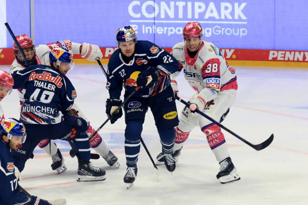 October 16, 2026, DEU, GER, Ice Hockey, Matchday 9, 2026–27 Season, Berlin, Eisbären Berlin vs. RB Munich Yannick Veilleux, Eisbären Berlin 38, Lucas Thaler, Red Bull Munich 48, Andrew MacWilliam, Red Bull Munich 2 nordphoto GmbH Engler Berlin Uber Arena Berlin Germany Copyright: xNordphotox xEnglerx