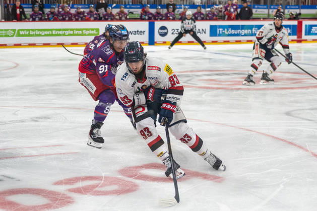 Face-off between Yushiroh Hirano of Düsseldorfer EG, 91, and Parker Bowles of EHC Freiburg, 93; DEG vs. EHC Freiburg, ice hockey, DEL2, Matchday 9, 2026–2027 season, October 16, 2026, DEG vs. EHC Freiburg, Ice Hockey, DEL2, Matchday 9, 2026–2027 Season, October 16, 2026, Düsseldorf Copyright: xEibner-Pressefoto ThomasxHaeslerx EP_THR