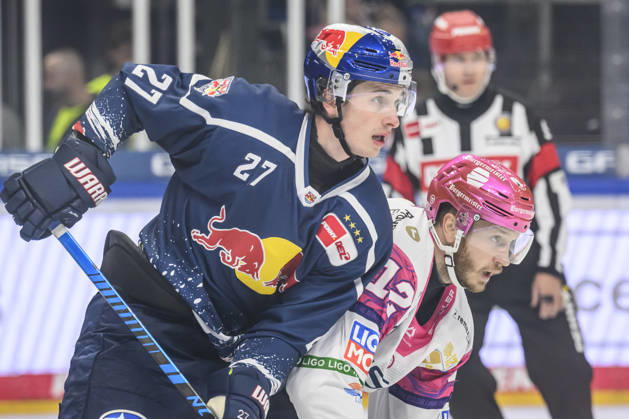 Pictured, from left: Veit Oswald (EHC Red Bull Munich, 27) and Eric Mik (Eisbären Berlin, 12) are waiting for the puck, GER, Berlin, ice hockey, DEL 1, Eisbären Berlin vs. EHC Red Bull Munich, at the Uber Arena, October 16, 2026, Copyright: HMBxMedia UwexKoch