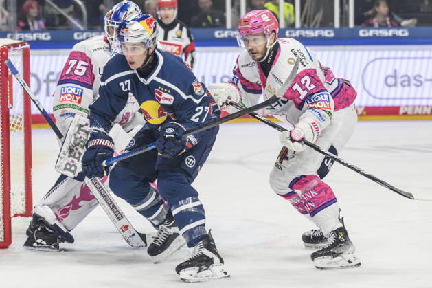 Pictured, from left: Veit Oswald (EHC Red Bull Munich, 27) and Eric Mik (Eisbären Berlin, 12) are waiting for the puck, GER, Berlin, ice hockey, DEL 1, Eisbären Berlin vs. EHC Red Bull Munich, at the Uber Arena, October 16, 2026, Copyright: HMBxMedia UwexKoch