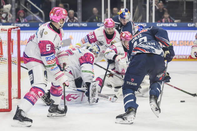 In the photo, from left: Scramble in front of the Eisbären goal, GER, Berlin, ice hockey, DEL 1, Eisbären Berlin vs. EHC Red Bull Munich, at the Uber Arena, October 16, 2026, Copyright: HMBxMedia UwexKoch