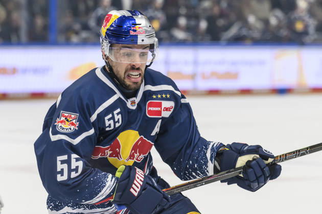 Pictured from left: Fabio Wagner, EHC Red Bull Munich 55, on the attack, GER, Berlin, ice hockey, DEL 1, Eisbären Berlin vs. EHC Red Bull Munich, at the Uber Arena, October 16, 2026, Copyright: HMBxMedia UwexKoch