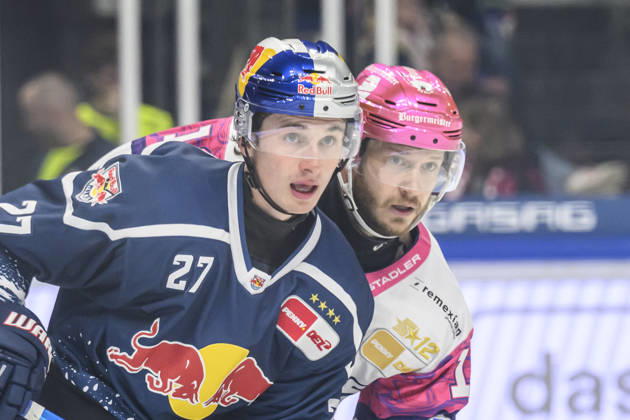 Pictured, from left: Veit Oswald (EHC Red Bull Munich 27) and Eric Mik (Eisbären Berlin 12) are waiting for the puck, GER, Berlin, ice hockey, DEL 1, Eisbären Berlin vs. EHC Red Bull Munich, at the Uber Arena, October 16, 2026, Copyright: HMBxMedia UwexKoch
