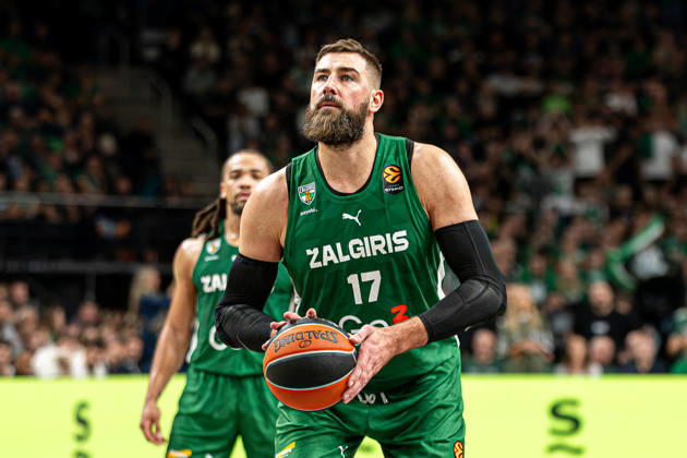 Zalgiris Kaunas vs Anadolu Efes Istanbul - EuroLeague Jonas Valanciunas shoots a free throw during the EuroLeague basketball match between Zalgiris Kaunas and Anadolu Efes Istanbul at Zalgiris Arena in Kaunas, Lithuania. Kaunas Kaunas Lithuania