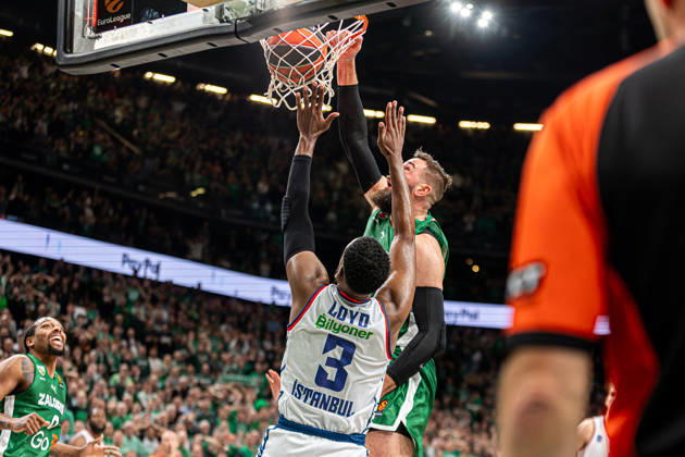 Zalgiris Kaunas vs Anadolu Efes Istanbul - EuroLeague Jonas Valanciunas dunks during the EuroLeague basketball match between Zalgiris Kaunas and Anadolu Efes Istanbul at Zalgiris Arena in Kaunas, Lithuania. Kaunas Kaunas Lithuania