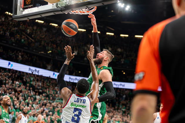 Zalgiris Kaunas vs Anadolu Efes Istanbul - EuroLeague Jonas Valanciunas dunks during the EuroLeague basketball match between Zalgiris Kaunas and Anadolu Efes Istanbul at Zalgiris Arena in Kaunas, Lithuania. Kaunas Kaunas Lithuania