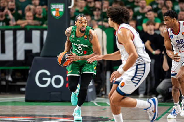 Zalgiris Kaunas vs Anadolu Efes Istanbul - EuroLeague STERLING BROWN dribbles the ball during the EuroLeague basketball match between Zalgiris Kaunas and Anadolu Efes Istanbul at Zalgiris Arena in Kaunas, Lithuania. Kaunas Kaunas Lithuania