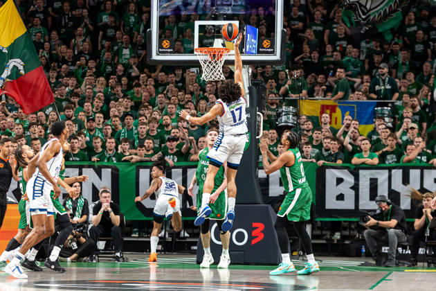 Zalgiris Kaunas vs Anadolu Efes Istanbul - EuroLeague COLLIN MALCOLM dunks during the EuroLeague basketball match between Zalgiris Kaunas and Anadolu Efes Istanbul at Zalgiris Arena in Kaunas, Lithuania. Kaunas Kaunas Lithuania