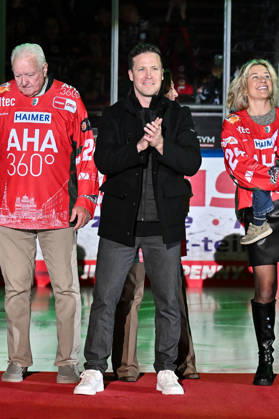 Penny DEL Augsburger Panther vs. Adler Mannheim, October 16, 2026, AUGSBURG, GERMANY, OCTOBER 16. Pictured: T. J. Trevelyan, whose jersey number will be raised to the arena rafters today, before the Penny DEL game between the Augsburger Panther and the Adler Mannheim on Matchday 9 at the Curt Frenzel Stadium Copyright: xBEAUTIFULxSPORTS Goldbergx