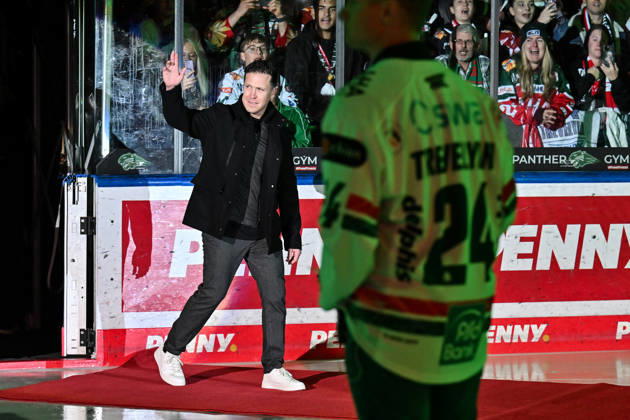 Penny DEL Augsburger Panther vs. Adler Mannheim, October 16, 2026, AUGSBURG, GERMANY, OCTOBER 16. Pictured: T. J. Trevelyan, whose jersey number will be raised to the arena rafters today, before the Penny DEL game between the Augsburger Panther and the Adler Mannheim on Matchday 9 at the Curt Frenzel Stadium Copyright: xBEAUTIFULxSPORTS Goldbergx