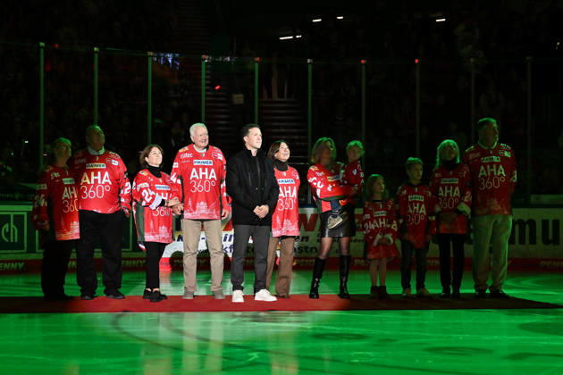 Penny DEL Augsburg Panthers vs. Adler Mannheim, October 16, 2026, AUGSBURG, GERMANY, OCTOBER 16. Pictured: T. J. Trevelyan with his family; his jersey number will be raised to the arena rafters today before the Penny DEL game between the Augsburger Panther and the Adler Mannheim on Matchday 9 at Curt Frenzel Stadium. Copyright: xBEAUTIFULxSPORTS Goldbergx