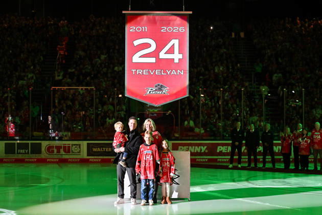 Penny DEL, Augsburger Panther vs. Adler Mannheim, October 16, 2026, AUGSBURG, GERMANY, OCTOBER 16. Pictured: T. J. Trevelyan with his family, in front of the No. 24 jersey that will be raised to the arena ceiling today before the Penny DEL match between the Augsburger Panther and the Adler Mannheim on Matchday 9 at the Curt Frenzel Stadium. Copyright: xBEAUTIFULxSPORTS Goldbergx