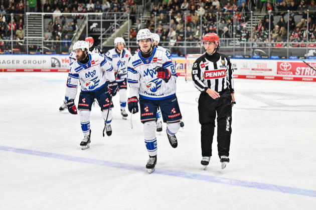 Penny DEL: Augsburger Panther vs. Adler Mannheim, October 16, 2026, AUGSBURG, GERMANY, October 16: The visiting fans celebrate after Maximilian HEIM of Adler Mannheim scores the 1–1 goal. Goal scorer joy during the Penny DEL match between the Augsburger Panther and Adler Mannheim on Matchday 9 at Curt Frenzel Stadium. Copyright: xBEAUTIFULxSPORTS Goldbergx
