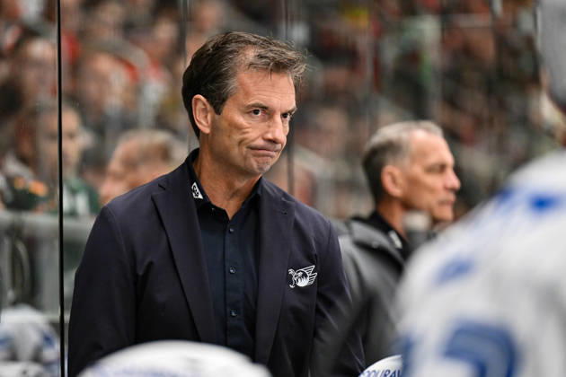 Penny DEL Augsburger Panther vs. Adler Mannheim, October 16, 2026, AUGSBURG, GERMANY, October 16. Pictured: Dallas EAKINS, head coach of Adler Mannheim. Isolated photo taken during the Penny DEL match between the Augsburger Panther and Adler Mannheim on Matchday 9 at Curt Frenzel Stadium. Copyright: xBEAUTIFULxSPORTS Goldbergx