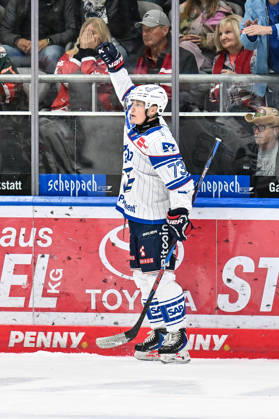 Penny DEL Augsburger Panther vs. Adler Mannheim, October 16, 2026, AUGSBURG, GERMANY, OCTOBER 16: The visiting fans celebrate after Zachary SOLOW scores to make it 1–2 for Adler Mannheim. Goal, goal scorer, joy, happy during the Penny DEL match between the Augsburger Panther and Adler Mannheim on Matchday 9 at Curt Frenzel Stadium Copyright: xBEAUTIFULxSPORTS Goldbergx