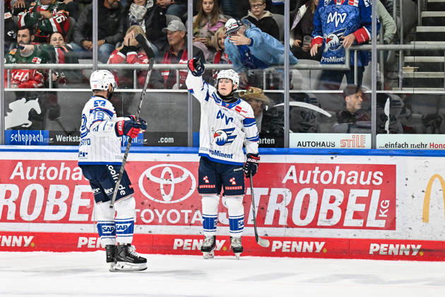 Penny DEL Augsburger Panther vs. Adler Mannheim, October 16, 2026, AUGSBURG, GERMANY, OCTOBER 16: The visiting fans celebrate after Zachary SOLOW scores to make it 1–2 for Adler Mannheim. Goal, goal scorer, joy, happy during the Penny DEL match between the Augsburger Panther and Adler Mannheim on Matchday 9 at Curt Frenzel Stadium Copyright: xBEAUTIFULxSPORTS Goldbergx