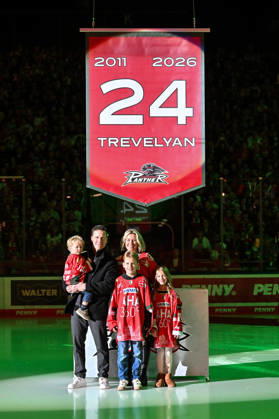 Penny DEL, Augsburger Panther vs. Adler Mannheim, October 16, 2026, AUGSBURG, GERMANY, OCTOBER 16. Pictured: T. J. Trevelyan with his family in front of the No. 24 jersey, which will be raised to the arena ceiling today before the Penny DEL match between the Augsburger Panther and the Adler Mannheim on Matchday 9 at Curt Frenzel Stadium. Copyright: xBEAUTIFULxSPORTS Goldbergx